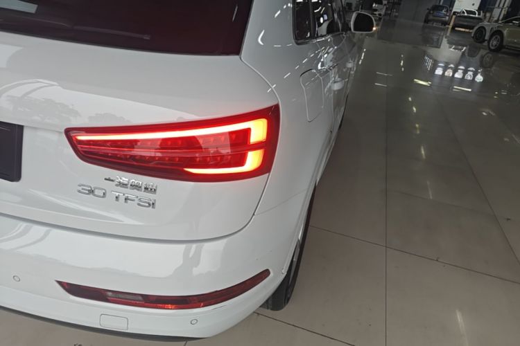 Audi Q3 2018 car image #8