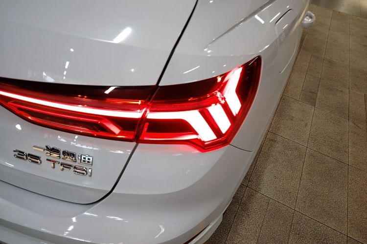 Audi Q3 2022 car image #8