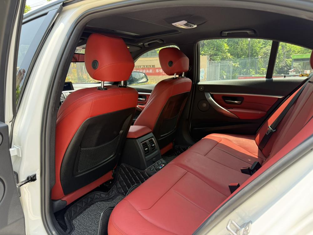 BMW 3 Series 2019 car image #12