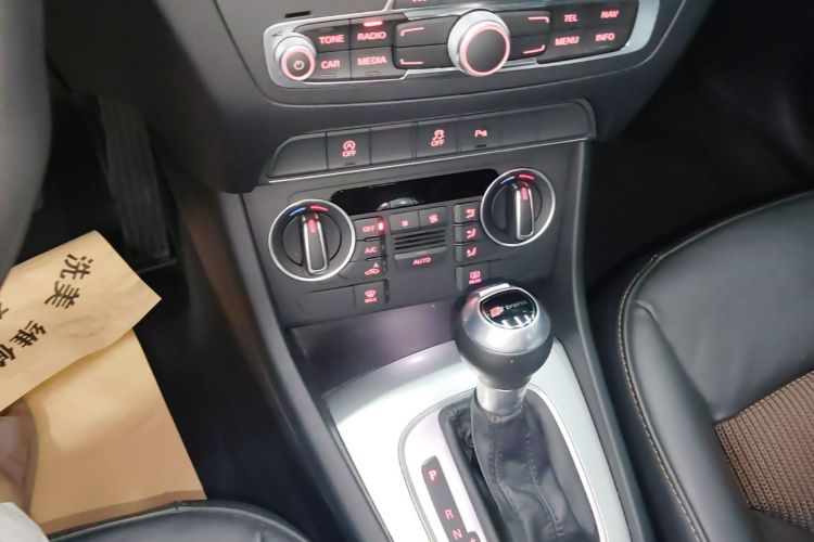 Audi Q3 2018 car image #14