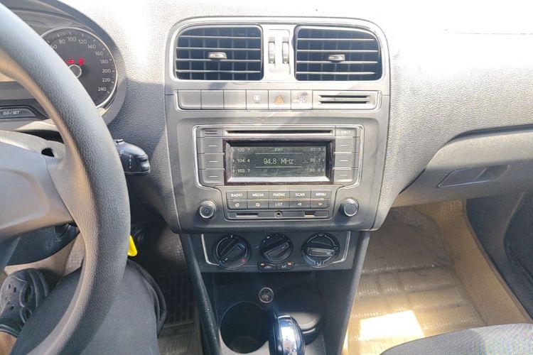 Volkswagen Polo 2015 car image #15