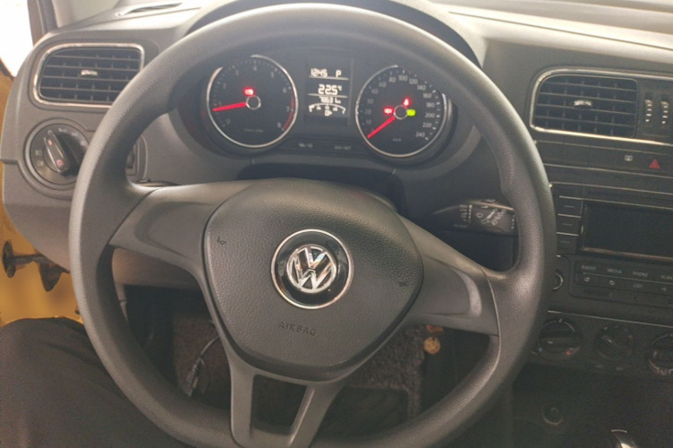 Volkswagen Polo 2014 car image #11
