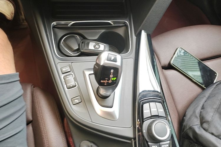 BMW 3 Series 2018 car image #14