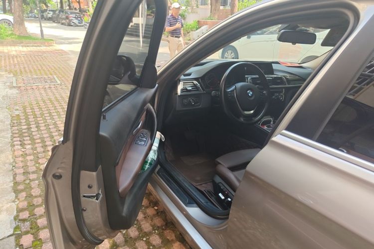 BMW 3 Series 2018 car image #18