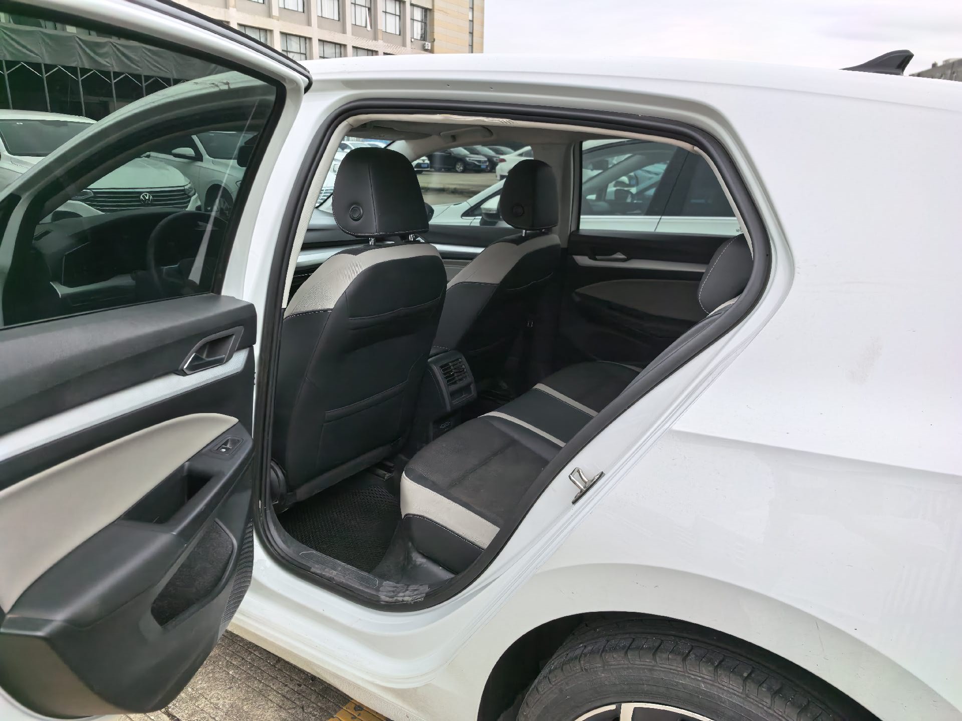 Volkswagen Golf 2024 immagine di auto #6