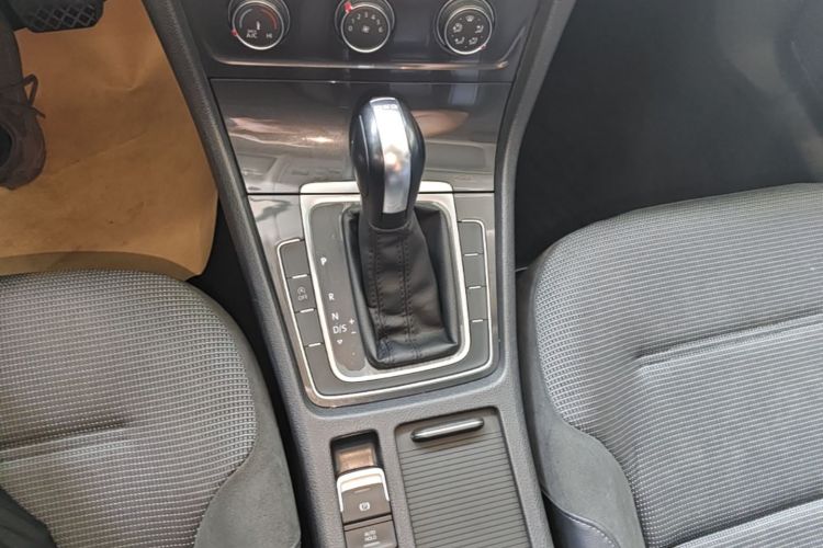 Volkswagen Golf 2019 car image #24