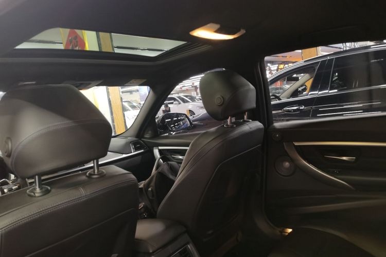 BMW 3 Series 2018 car image #26