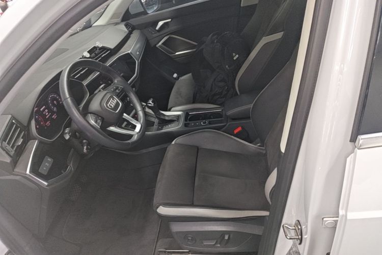 Audi Q3 2019 car image #15