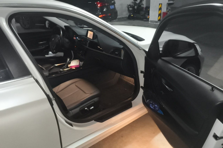 BMW 3 Series 2017 car image #25