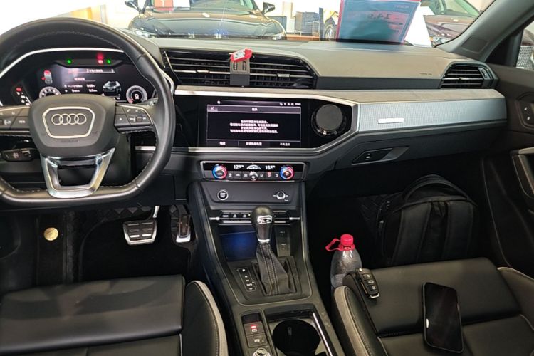 Audi Q3 2025 immagine di auto #13