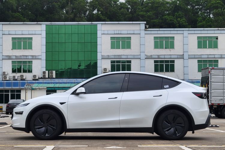Tesla Model Y 2025 #10 Tesla Model Y 2025 car image #10