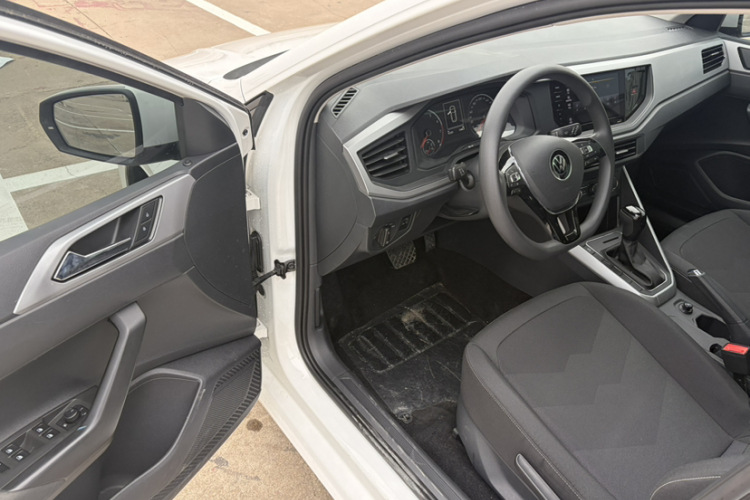 Volkswagen Polo 2021 car image #16