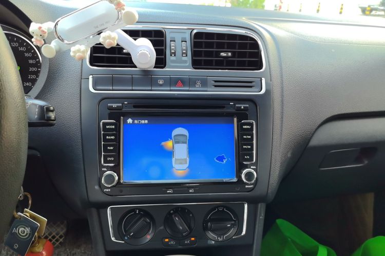 Volkswagen Polo 2015 car image #15