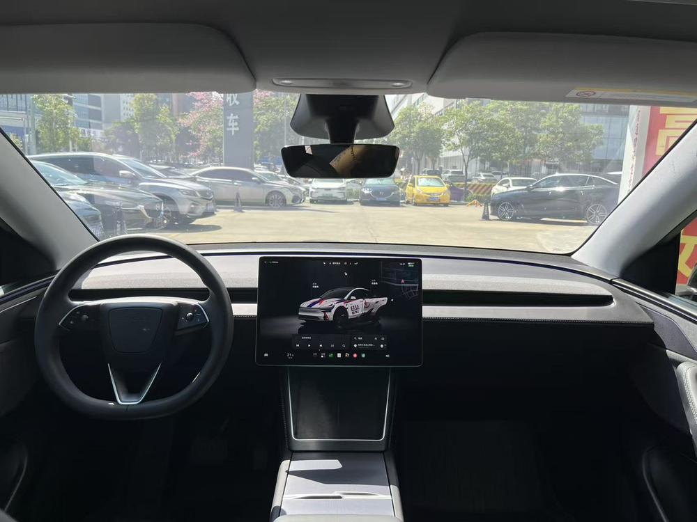 Tesla Model Y 2025 #6 Tesla Model Y 2025 car image #6