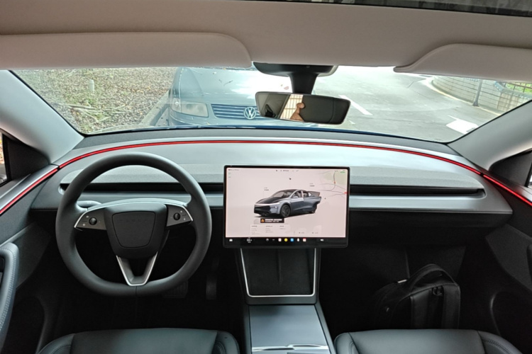 Tesla Model Y 2025 #10 Tesla Model Y 2025 car image #10