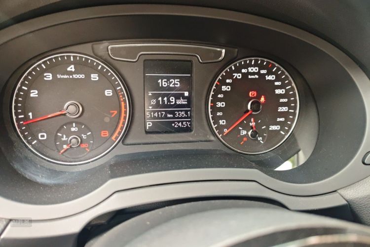 Audi Q3 2018 car image #14
