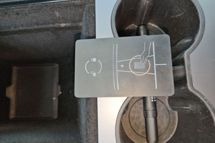 Tesla Model Y 2022 immagine di auto #9