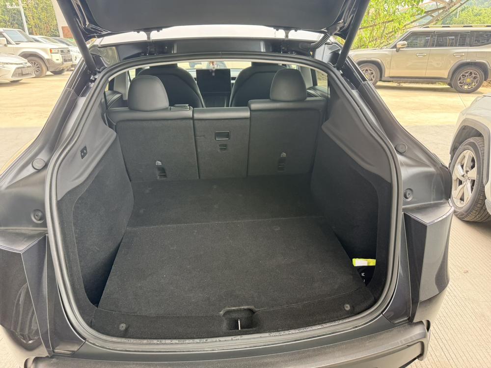 Tesla Model Y 2025 car image #10