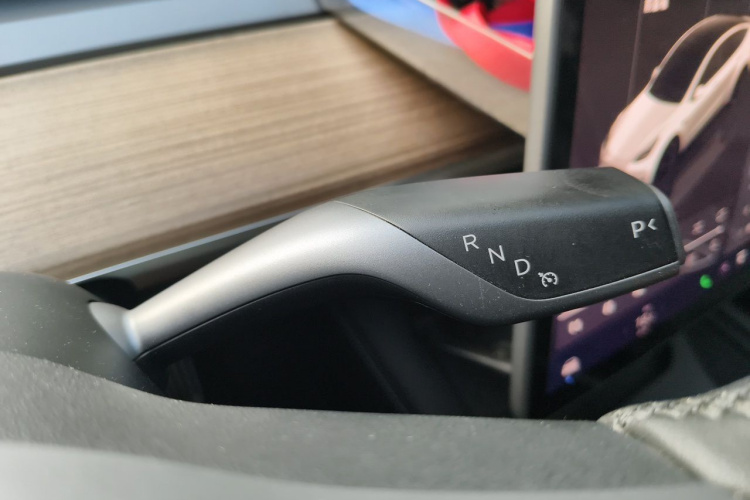 Tesla Model Y 2023 car image #16