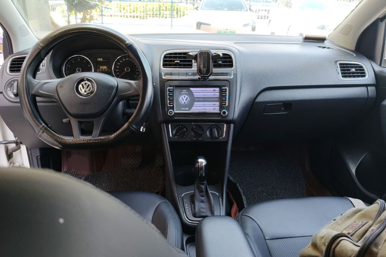 Volkswagen Polo 2015 car image #10