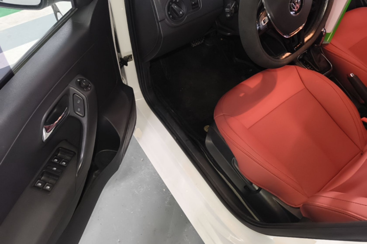 Volkswagen Polo 2018 car image #16