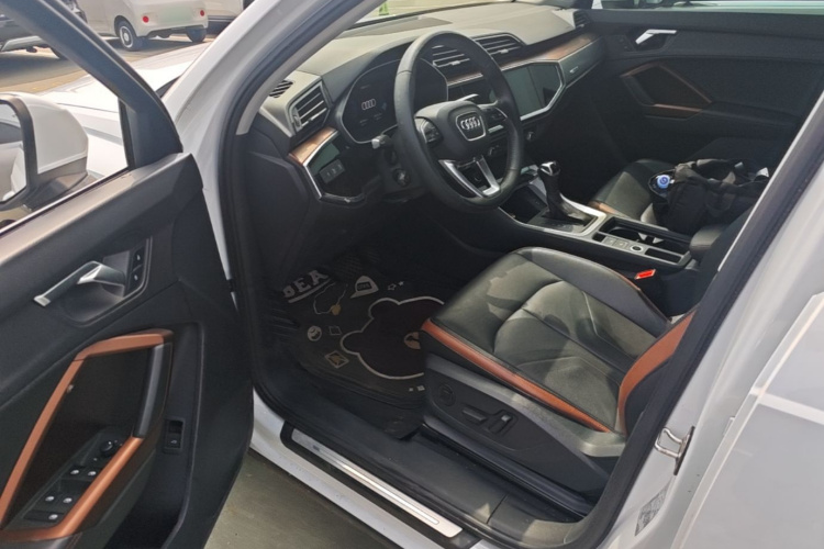 Audi Q3 2021 car image #16