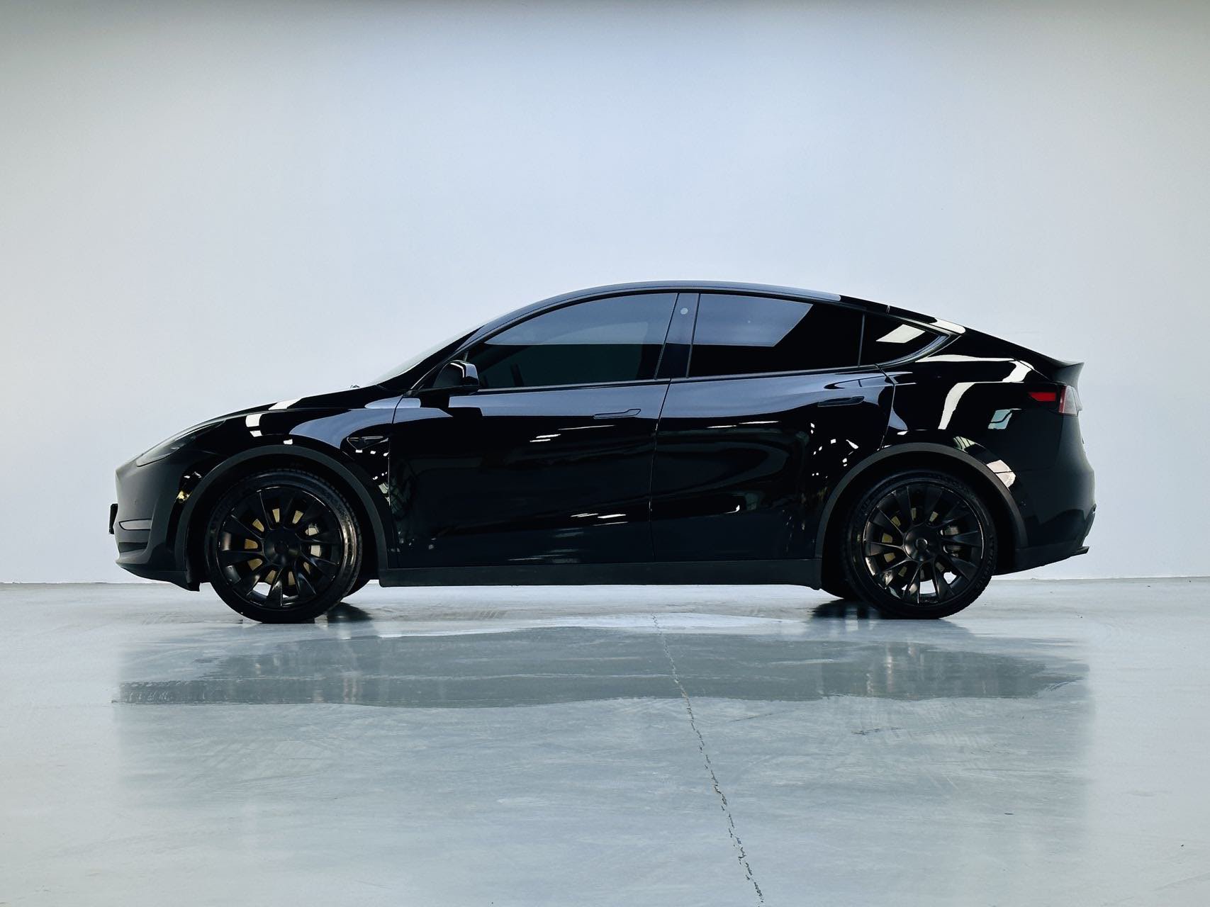 Tesla Model Y 2021 car image #3