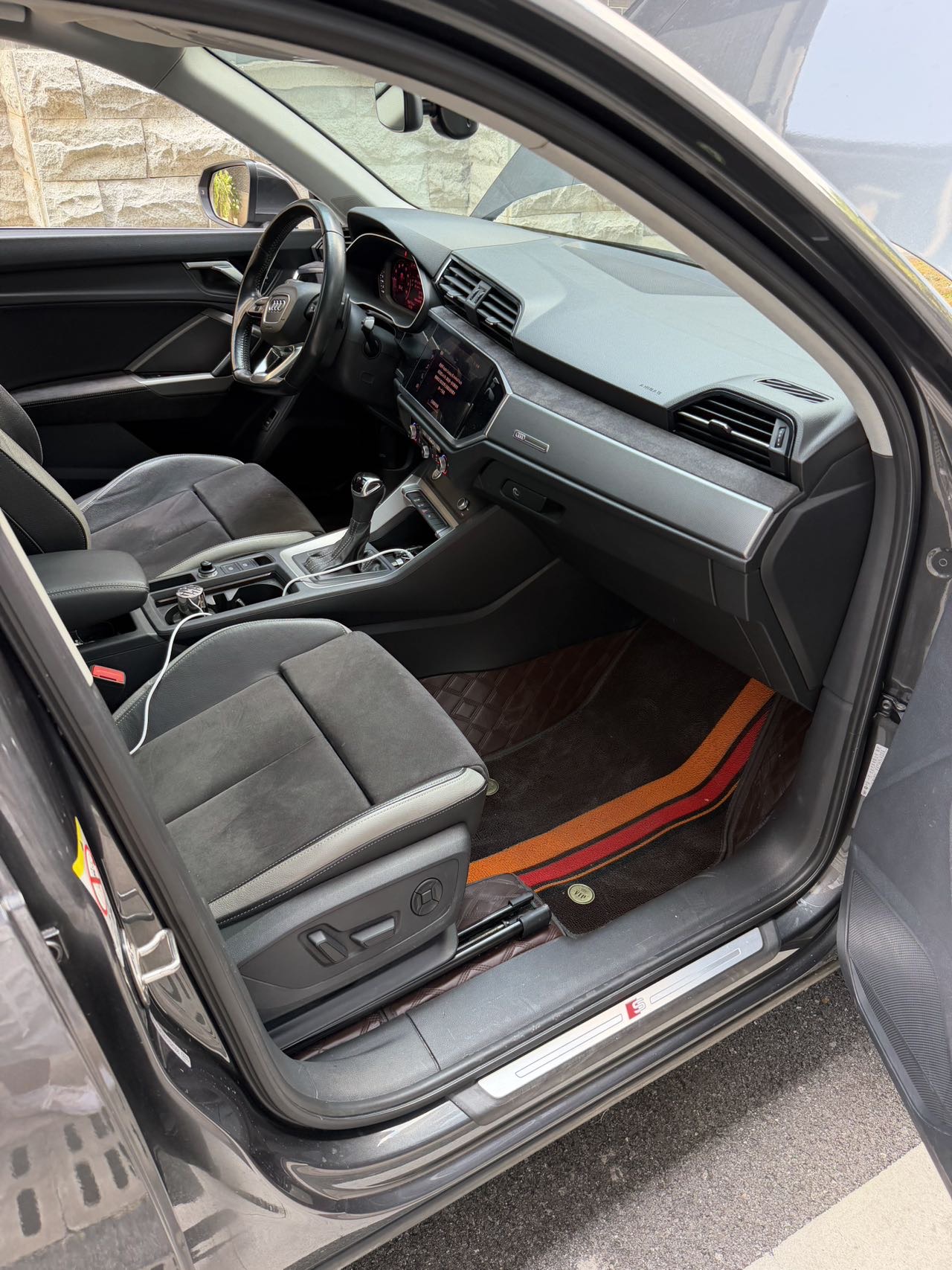 Audi Q3 2019 car image #9