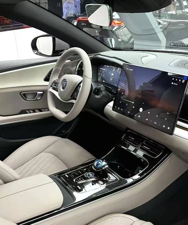 BYD Han 2025 car image #2