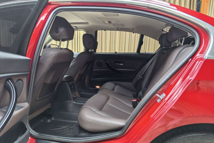 BMW 3 Series 2018 car image #13