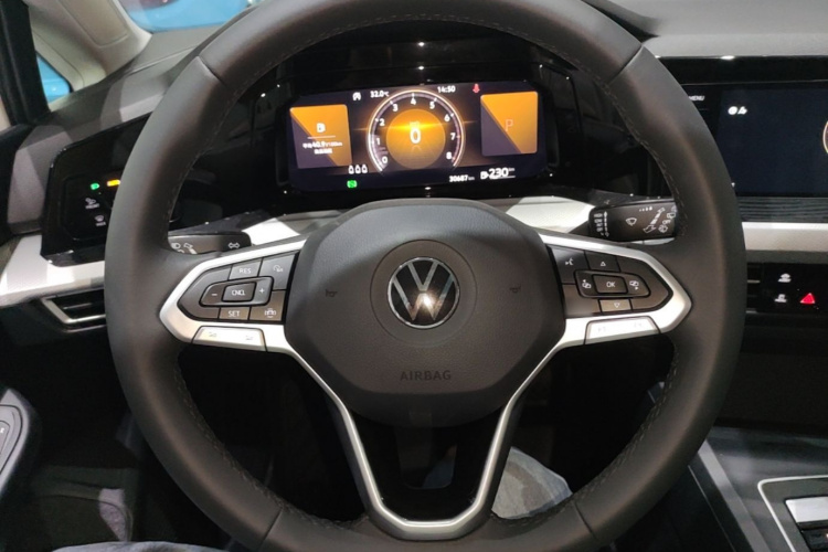 Volkswagen Golf 2023 car image #11