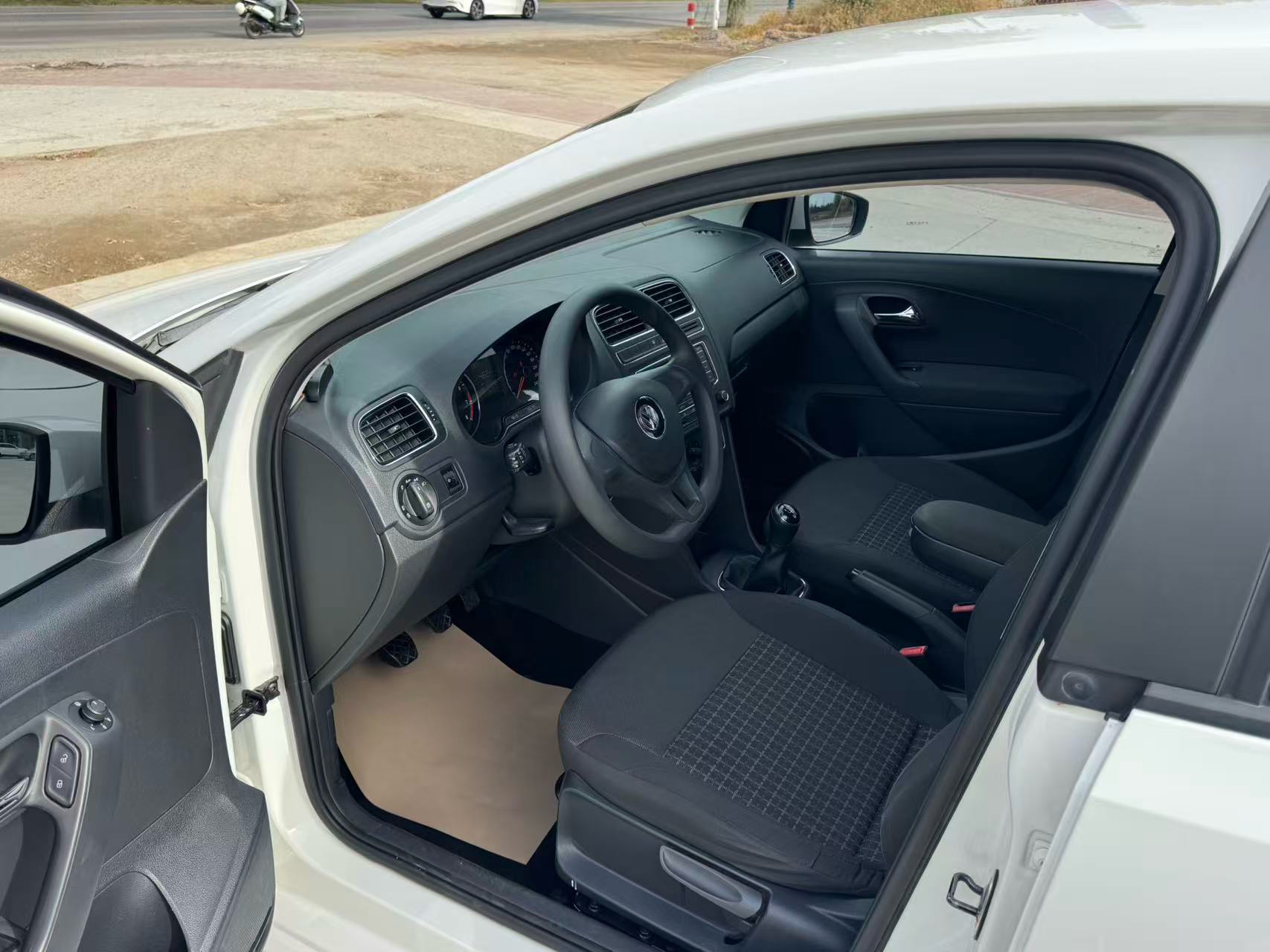 Volkswagen Polo 2015 car image #4