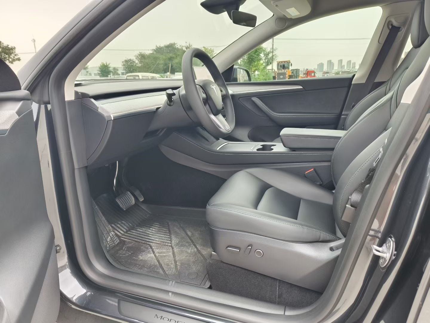 Tesla Model Y 2025 immagine di auto #5