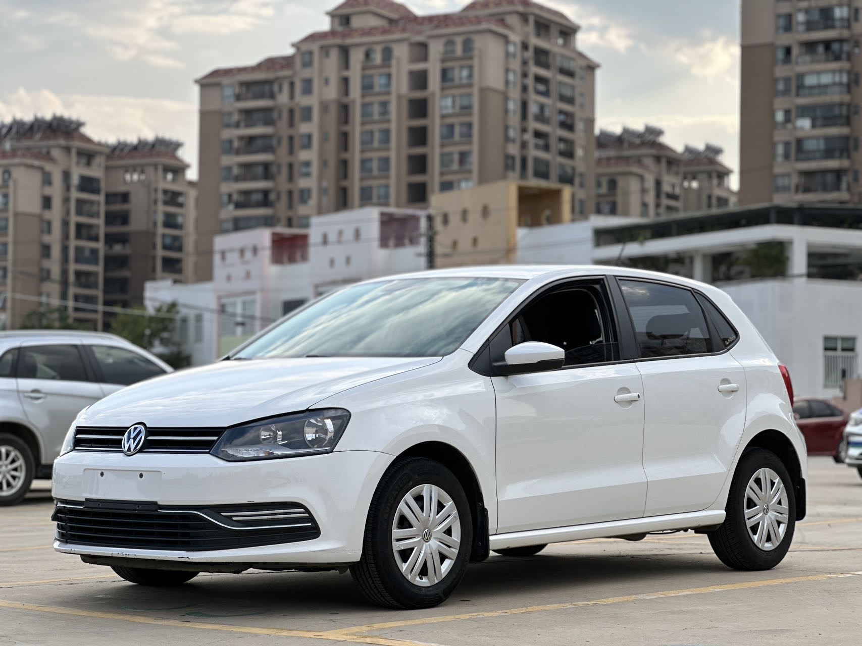 Volkswagen Polo 2016 car image 