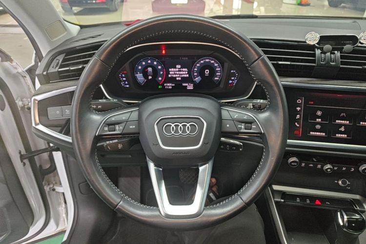 Audi Q3 2019 car image #11