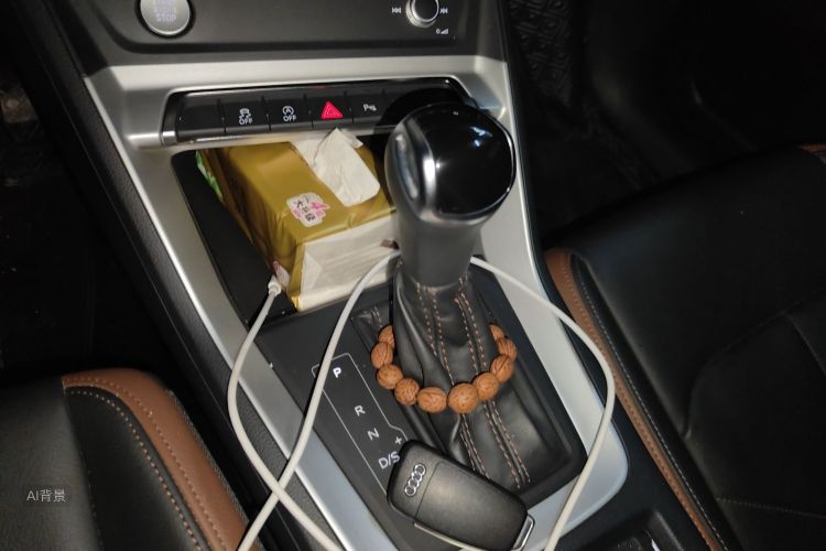 Audi Q3 2020 car image #16