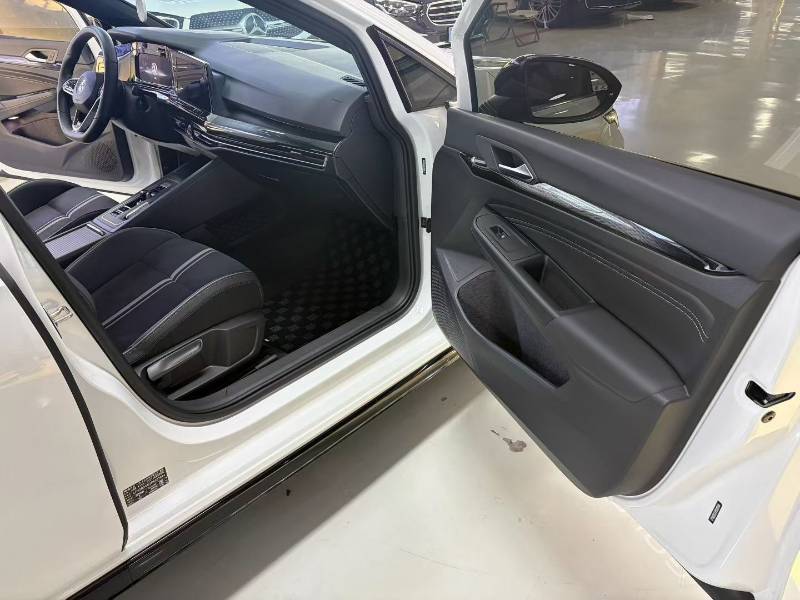 Volkswagen Golf 2023 car image #6