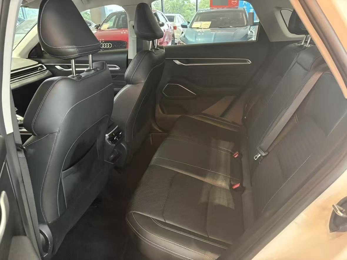 GEELY Emgrand 2023 image de voiture #3