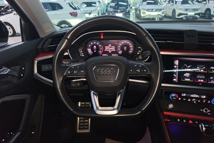 Audi Q3 2020 car image #11