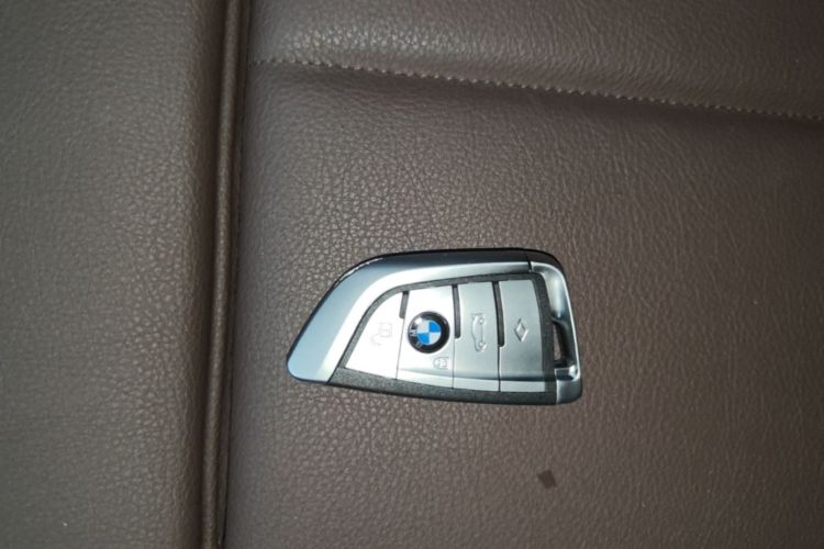 BMW 3 Series 2018 #9 BMW 3 Series 2018 car image #9