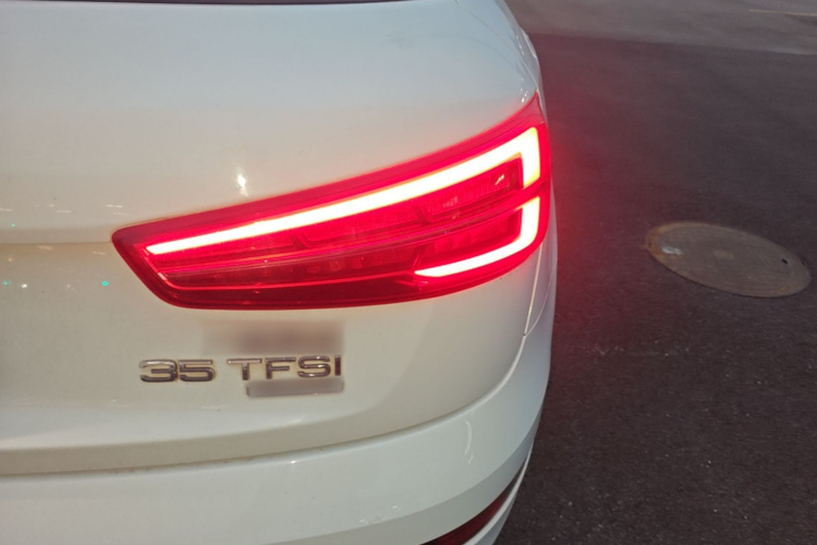 Audi Q3 2016 car image #8