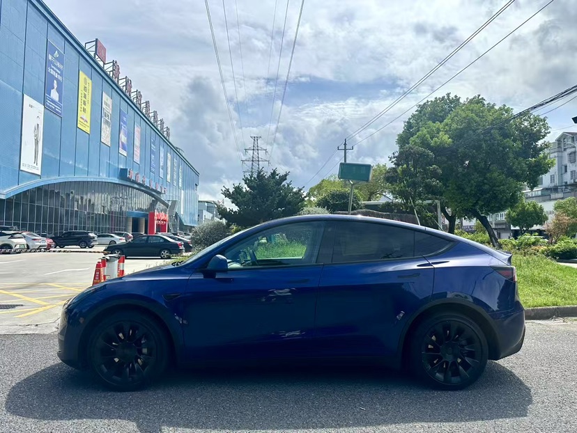 Tesla Model Y 2023 car image #3