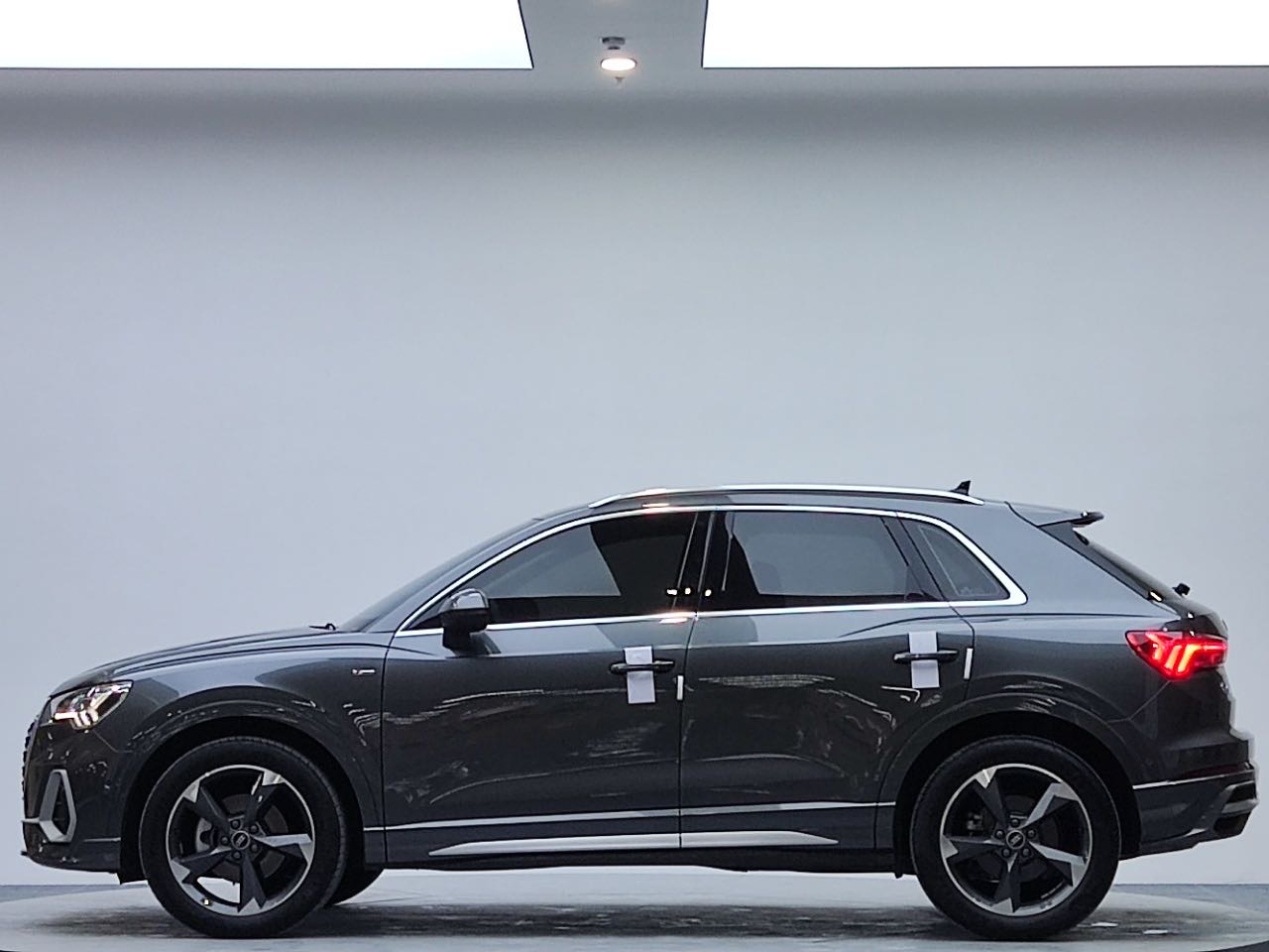 Audi Q3 2022 car image #4