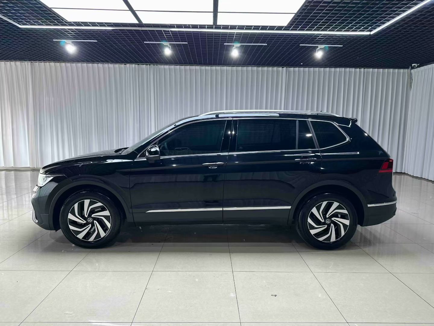 Volkswagen Tiguan L 2025 #2 Volkswagen Tiguan L 2025 изображение автомобиля #2