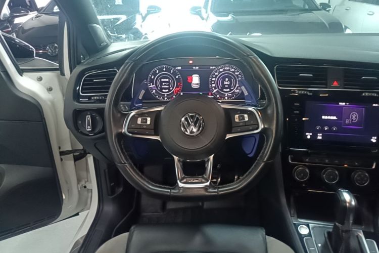 Volkswagen Golf 2020 car image #11