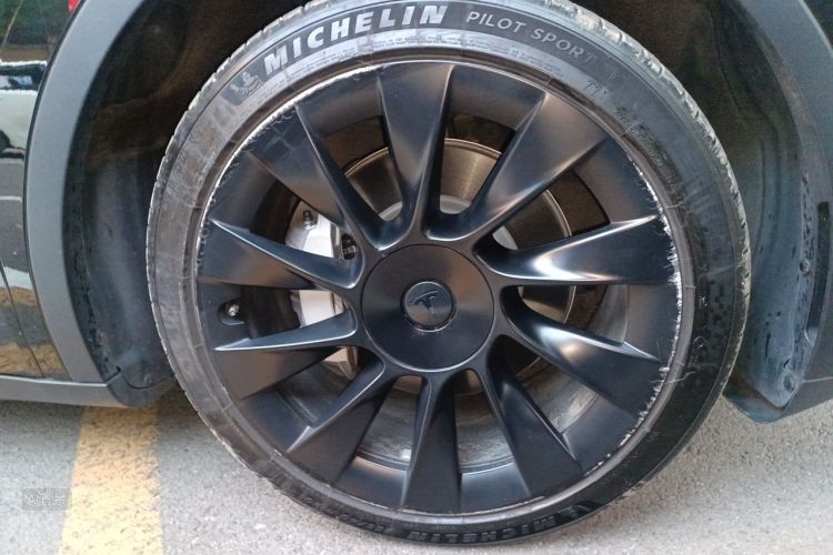 Tesla Model Y 2021 immagine di auto #9
