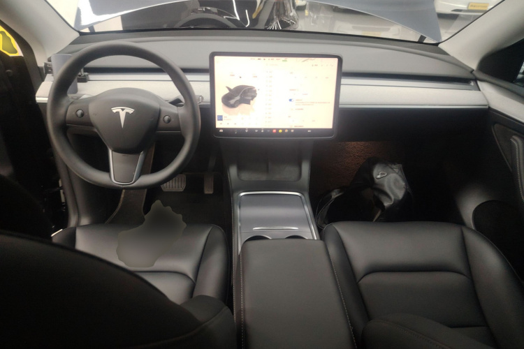 Tesla Model Y 2024 immagine di auto #10