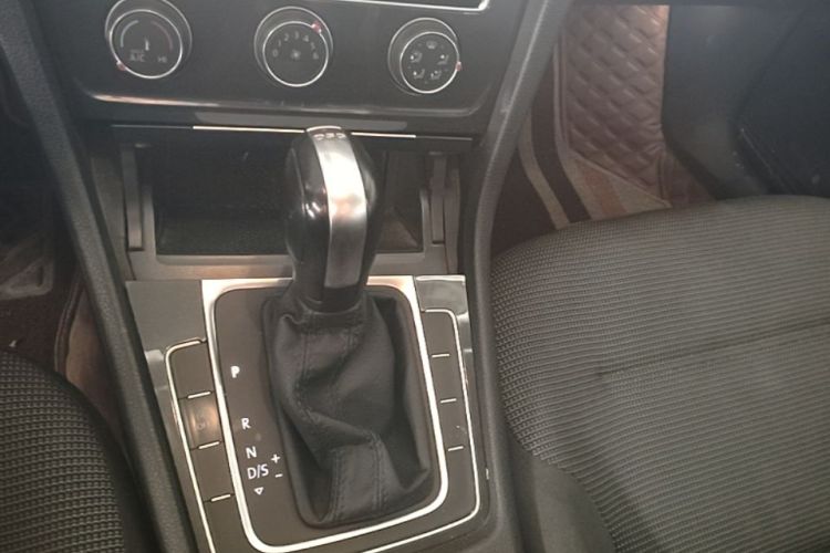 Volkswagen Golf 2020 car image #16