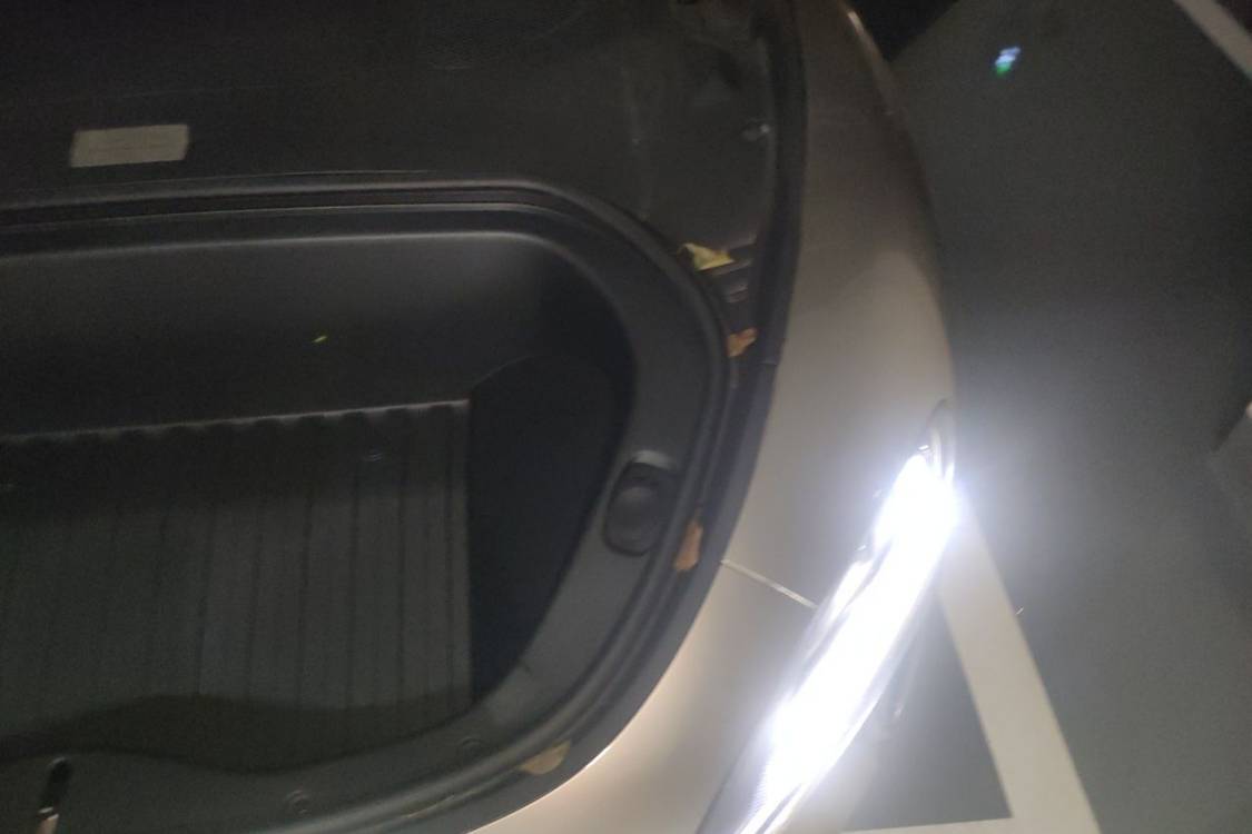 MI SU7 2024 immagine di auto #12