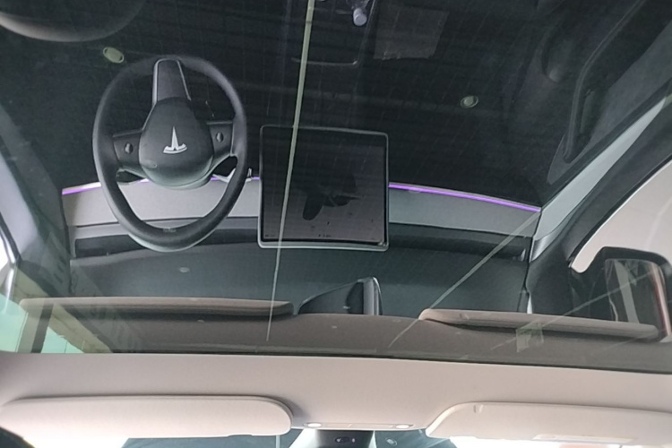 Tesla Model Y 2024 car image #18
